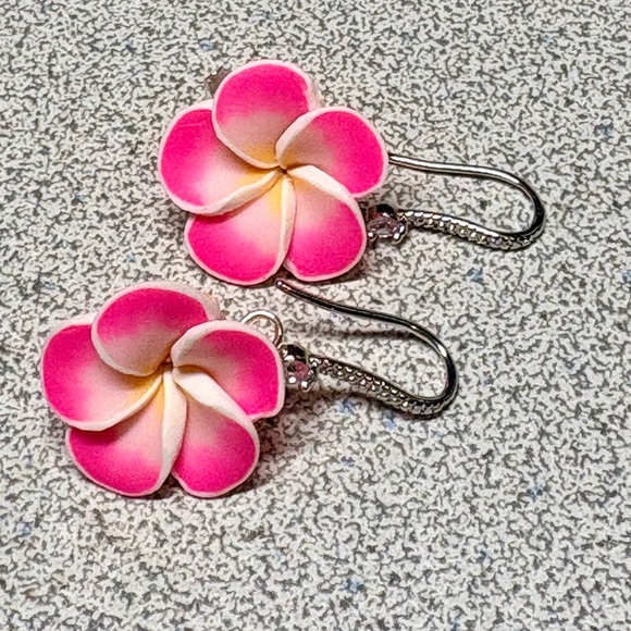 2/22 Hawaiian flower Pink and White polymer clay Earrings - Picture 5 of 9